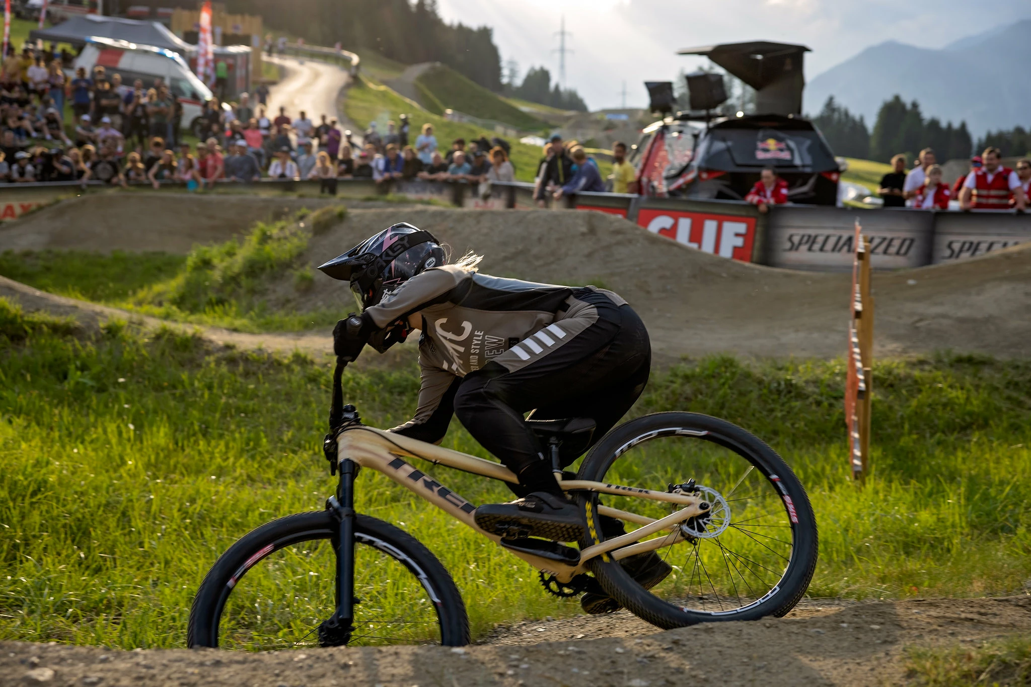 Page de garde -Vélos Hybrides Soldes Boutique 322699819 1498473807229990 7080987853546144492 n